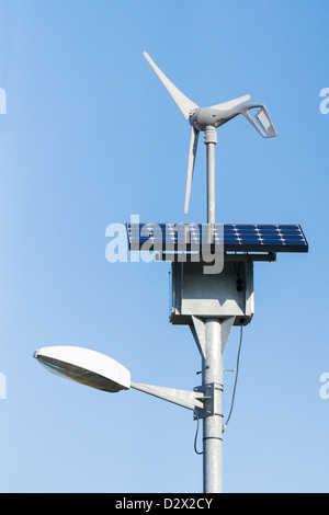 Un combinato di turbina eolica e solare pannello alimentato via la luce visibile a Durham è di nuovo Campus Universitario England Regno Unito Foto Stock