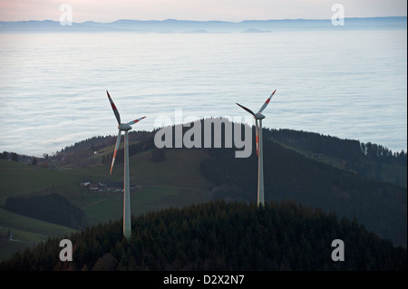 Freiburg, Germania, ruote di vento e la nebbia nella valle sulla montagna Schauinsland Foto Stock