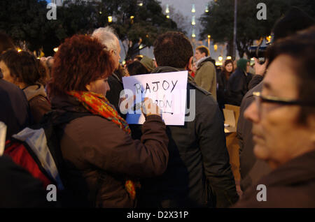 Dimostrazione della "indignados' La notte del 2° Februart contro secret bonus nella governtment spagnola e la corruzione. La manifestazione si è conclusa nella parte anteriore del Partido Popular sede a Barcellona. Le proteste inizia nella Plaça Catalunya. Foto Stock