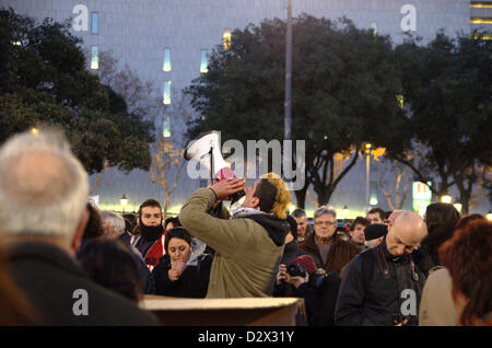 Dimostrazione della "indignados' La notte del 2° Februart contro secret bonus nella governtment spagnola e la corruzione. La manifestazione si è conclusa nella parte anteriore del Partido Popular sede a Barcellona. Le proteste inizia nella Plaça Catalunya. Foto Stock