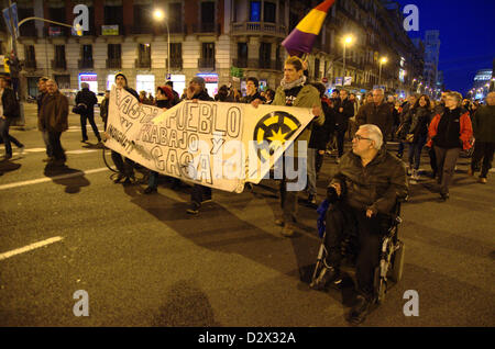 Dimostrazione della "indignados' La notte del 2° Februart contro secret bonus nella governtment spagnola e la corruzione. La manifestazione si è conclusa nella parte anteriore del Partido Popular sede a Barcellona. Le proteste inizia nella Plaça Catalunya. Foto Stock