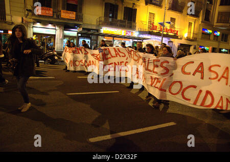 Dimostrazione della "indignados' La notte del 2° Februart contro secret bonus nella governtment spagnola e la corruzione. La manifestazione si è conclusa nella parte anteriore del Partido Popular sede a Barcellona. Le proteste inizia nella Plaça Catalunya. Foto Stock