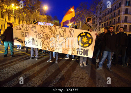 Dimostrazione della "indignados' La notte del 2° Februart contro secret bonus nella governtment spagnola e la corruzione. La manifestazione si è conclusa nella parte anteriore del Partido Popular sede a Barcellona. Le proteste inizia nella Plaça Catalunya. Foto Stock