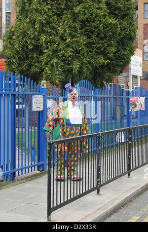 Dalston, Londra, Regno Unito. 3 febbraio 2013. Un clown al di fuori della Chiesa della Santa Trinità. Il Clown annuale servizio in chiesa in onore di "Il re dei clown" Giuseppe Grimaldi. Il memoriale di servizio che è nella sua sessantasettesima anno si tiene nella chiesa della Santissima Trinità a Dalston, a est di Londra. Foto Stock