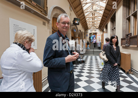 Fotografo inglese Martin Parr lavorando all'Assemblea Generale della Chiesa di Scozia 2011 Foto Stock