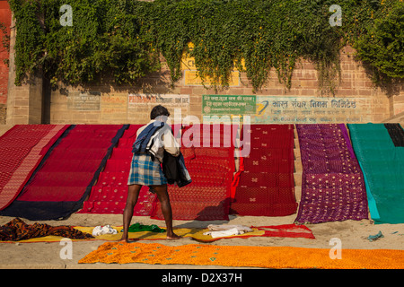 Sari colorati essiccazione su un ghat Varanasi, India Foto Stock