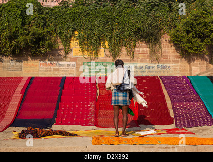 Sari colorati essiccazione su un ghat Varanasi, India Foto Stock