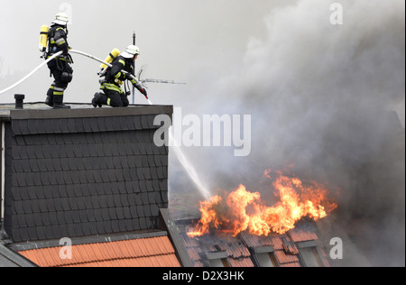 Berlino, Germania, i vigili del fuoco in un incendio nel sottotetto di un casamento Foto Stock