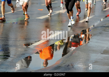 Berlino, Germania, guide alla 30a Vattenfall BERLIN HALF MARATHON Foto Stock