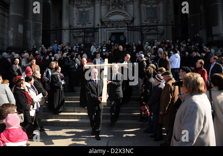 Berlino, Germania, ecumenico processione del Venerdì santo di fronte alla Cattedrale di Berlino Foto Stock