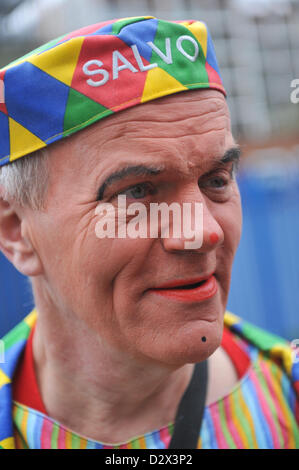 Dalston, Londra, Regno Unito. 3 febbraio 2013. Un clown al di fuori della Chiesa della Santa Trinità. Il Clown annuale servizio in chiesa in onore di "Il re dei clown" Giuseppe Grimaldi. Il memoriale di servizio che è nella sua sessantasettesima anno si tiene nella chiesa della Santissima Trinità a Dalston, a est di Londra. Foto Stock