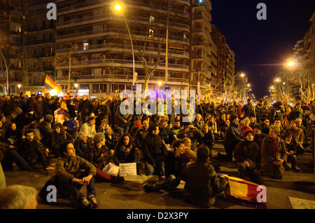 Dimostrazione della "indignados' La notte del 2° Februart contro secret bonus nella governtment spagnola e la corruzione. La manifestazione si è conclusa nella parte anteriore del Partido Popular sede a Barcellona. Le proteste inizia nella Plaça Catalunya. Foto Stock