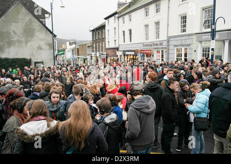 3 febbraio 2013, Aberystwyth, Wales, Regno Unito. Y Bont, una lingua gallese dramma di Theatr Genedlaethol Cymru, impostato in giro per le strade di Aberystwyth festeggia 50 anni poiché la prima protesta da Cymdeithas yr Iaith Gymraeg (lingua gallese società), che si è rivelato un punto di svolta per lo status di lingua, e che hanno motivato una generazione per supportare la disobbedienza civile in nome della Cultura gallese. Il pubblico/i partecipanti seguono un percorso attorno alla città dove il 1963 proteste sono ri-emanata. Foto Stock