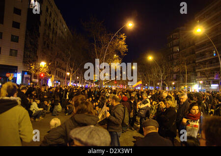 Dimostrazione della "indignados' La notte del 2° Februart contro secret bonus nella governtment spagnola e la corruzione. La manifestazione si è conclusa nella parte anteriore del Partido Popular sede a Barcellona. Le proteste inizia nella Plaça Catalunya. Foto Stock