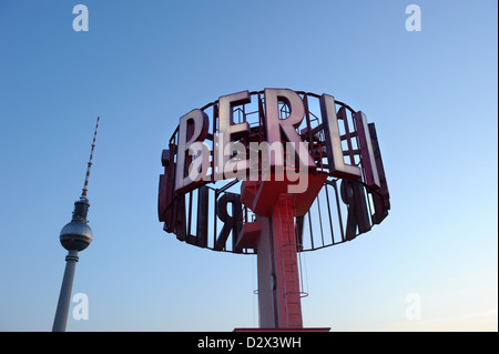 Berlino, Germania, segnale illuminato con la parola Berlino torre della TV in background d Foto Stock