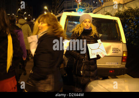 Dimostrazione della "indignados' La notte del 2° Februart contro secret bonus nella governtment spagnola e la corruzione. La manifestazione si è conclusa nella parte anteriore del Partido Popular sede a Barcellona. Le proteste inizia nella Plaça Catalunya. Donna con una finta di busta con 300.000 euro di bonus Foto Stock