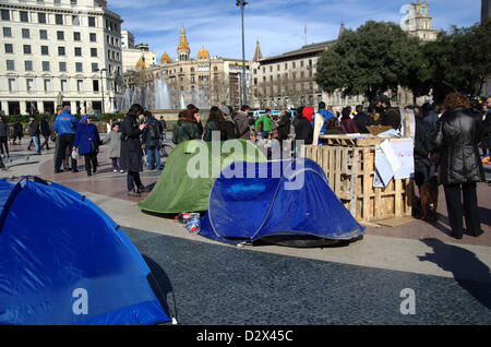 Sabato mattina, febbraio 2th. Preparazioni in Plaça Catalunya della manifestazione contro il Partido Popular sede a Barcellona che di sera. Alcuni manifestanti hanno sleeped nella piazza di questa notte e hanno occupato con tende. Foto Stock