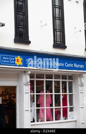 Marie Curie Cancer Care, negozio di beneficenza a Romsey, Hampshire UK nel mese di agosto Foto Stock