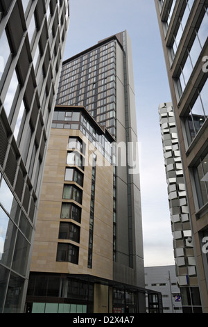 I City Lofts dominano gli edifici adiacenti e lo skyline urbano del complesso residenziale del centro di Sheffield in Inghilterra Foto Stock