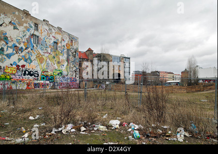 Berlino, Germania, parete tagliafuoco, vacante la trama e il Kunsthaus Tacheles Foto Stock