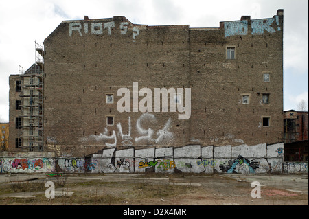 Berlino, Germania, graffiti sul muro di fuoco vacante Fabrikgebaeude Foto Stock