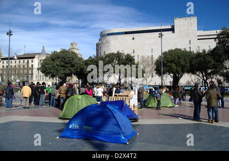 Sabato mattina, febbraio 2th. Preparazioni in Plaça Catalunya della manifestazione contro il Partido Popular sede a Barcellona che di sera. Alcuni manifestanti hanno sleeped nella piazza di questa notte e hanno occupato con tende. Foto Stock