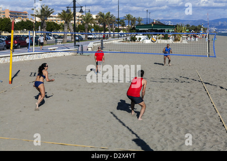 Gioco di beach volley che viene riprodotto sulla spiaggia di Torremolinos Spagna Foto Stock