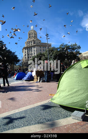 Sabato mattina, febbraio 2th. Preparazioni in Plaça Catalunya della manifestazione contro il Partido Popular sede a Barcellona che di sera. Alcuni manifestanti hanno sleeped nella piazza di questa notte e hanno occupato con tende. Foto Stock