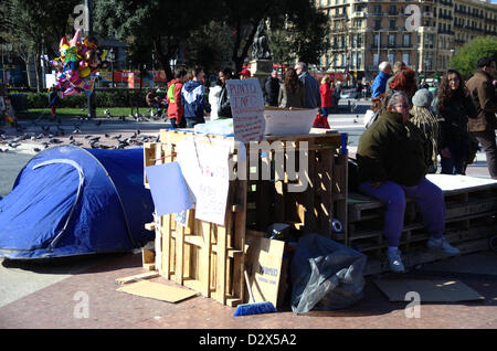 Sabato mattina, febbraio 2th. Preparazioni in Plaça Catalunya della manifestazione contro il Partido Popular sede a Barcellona che di sera. Alcuni manifestanti hanno sleeped nella piazza di questa notte e hanno occupato con tende. Punto informazioni del campeggio. Foto Stock