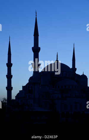 Silhouette della Moschea Blu, Istanbul, Turchia Foto Stock