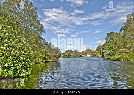 St James Park a Londra con il London Eye in background Foto Stock