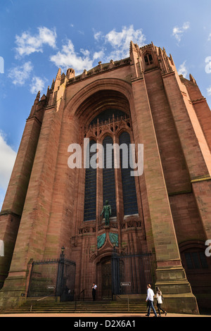 Una coppia entra dall'ingresso delle alte Cattedrale Anglicana di Liverpool. Foto Stock