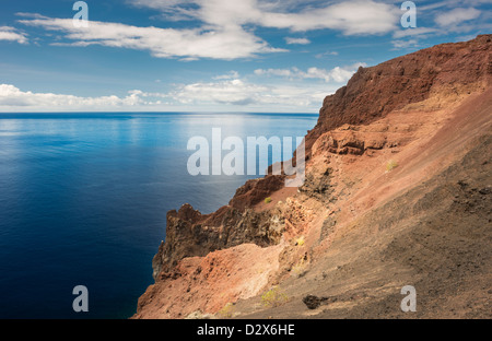 Il rosso del cono vulcanico del Montana Puerto de Naos, sulla costa sud di El Hierro, overooking Mar de las Calmas (mare di calma) Foto Stock