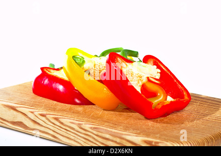 Fette di rosso e paprika giallo su sfondo bianco Foto Stock