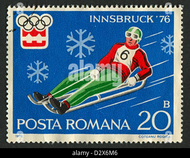 ROMANIA - circa 1976: un timbro stampato in Romania dedicato alla XII Giochi olimpici invernali (1976) in Austria, circa 1976. Foto Stock