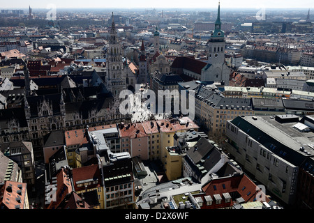 Monaco di Baviera, Germania, con una vista su Monaco di Baviera Marienplatz e Municipio nuovo e la Chiesa Parrocchiale di San Pietro Foto Stock