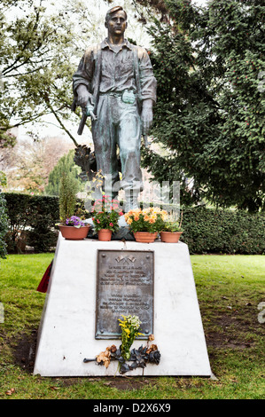 Statua nel cimitero di Père Lachaise per commemorare i soldati russi che hanno lottato per la liberazione della Francia durante il WW2 Foto Stock