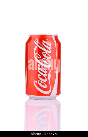 Kocaeli, Turchia - 5 Agosto 2012: una lattina di Coca Cola isolati su sfondo bianco. Foto Stock