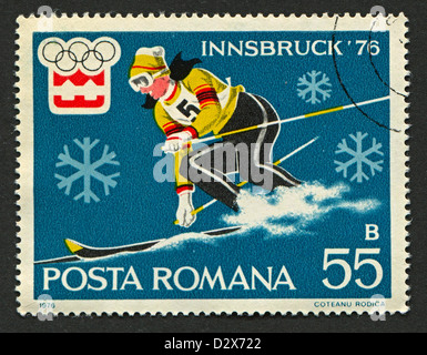 ROMANIA - circa 1976: un timbro stampato in Romania dedicato alla XII Giochi olimpici invernali (1976) in Austria, circa 1976. Foto Stock