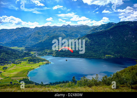 Parapendio sopra il lago Bohijn, a Bohinj, Gorica regione, il Parco Nazionale del Triglav, Bohinj, Slovenia, Balcani membri Foto Stock