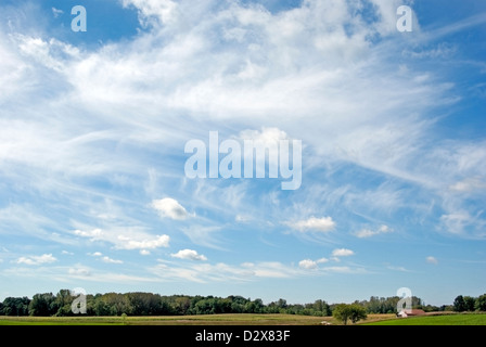 Cieli spazzate dal vento, cumulus e cirrus nuvole con striature di caduta Foto Stock