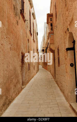 Tranquilla strada deserta di Mdina Malta Foto Stock