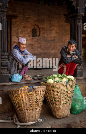 Uomini che vendono verdure nelle strade di Bhaktapur, Nepal Foto Stock