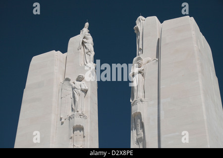 Le statue del coro della Canadian Guerra Mondiale una Memorial, Vimy Ridge National Historic Site of Canada, Vimy, Francia. Foto Stock