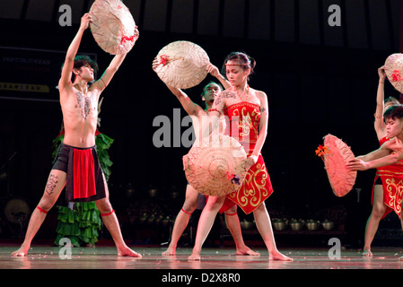 Un Giavanesi dance troupe eseguire una danza contemporanea del solista (Surakarta), Java, Indonesia Foto Stock