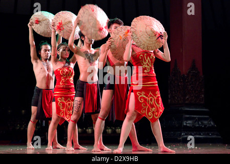 Un Giavanesi dance troupe eseguire una danza contemporanea del solista (Surakarta), Java, Indonesia Foto Stock