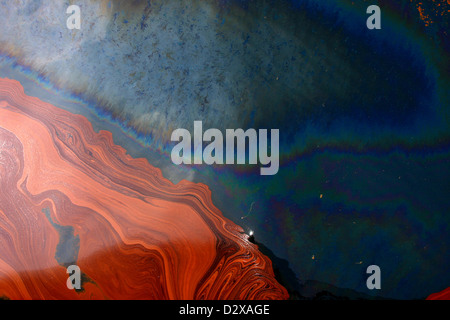 Vista aerea di uno spesso strato di weathered olio dalla Deepwater Horizon fuoriuscite di olio galleggiante sopra il Golfo del Messico il 17 giugno 2012. Foto Stock