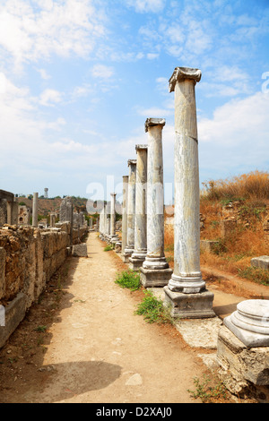Antiche colonne in Perge nei pressi di Antalya, Turchia Foto Stock