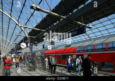 Berlino, Germania, stazione Berlin-Spandau, i passeggeri e i treni regionali sulla piattaforma Foto Stock