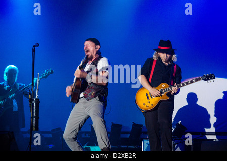 Flautista e cantante Ian Anderson dei Jethro Tull fama, con il suo chitarrista Florian Ophale e il bassista David Goodier, Live 2012 Foto Stock